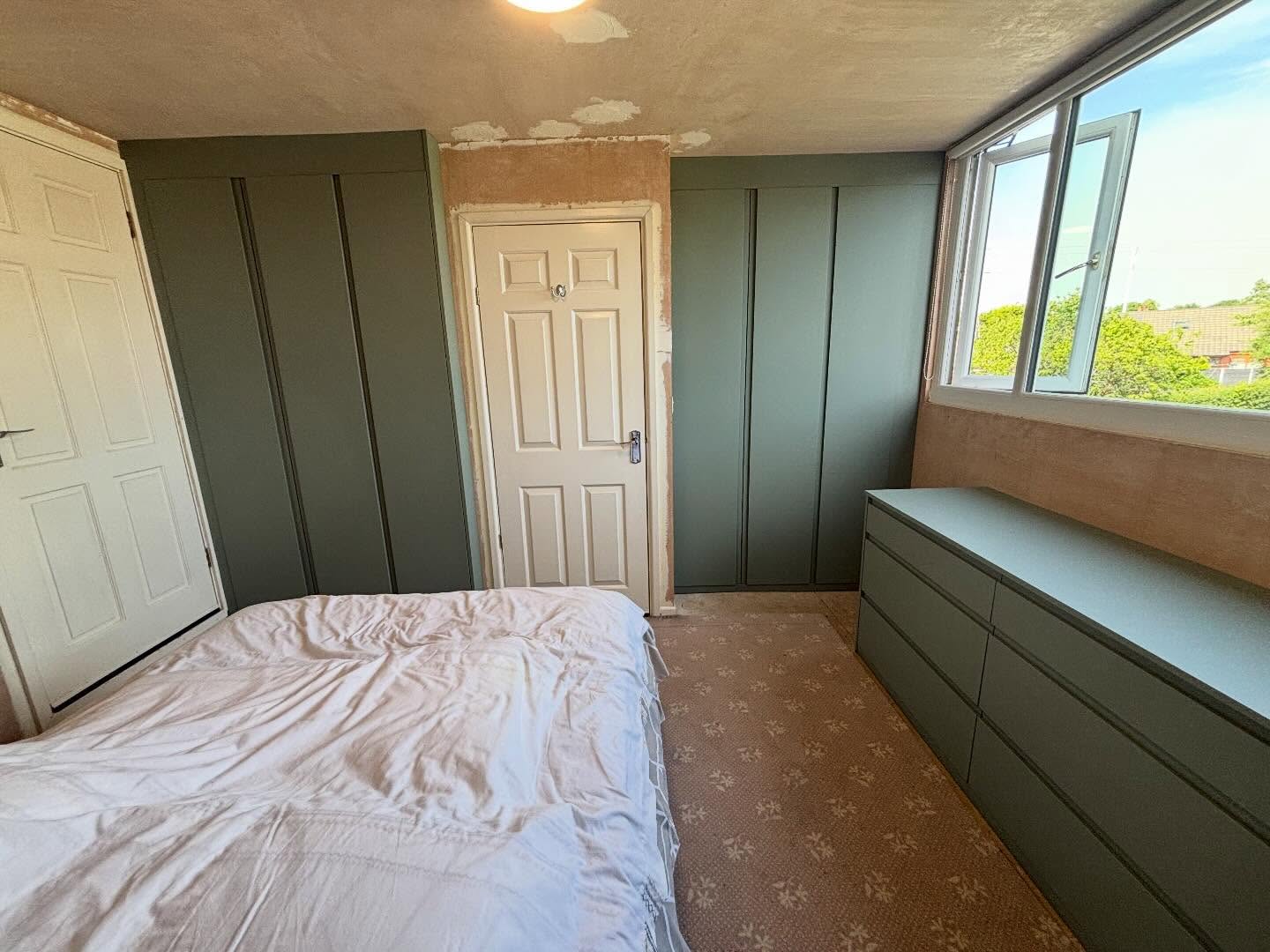 Fitted wardrobe with oak internal units